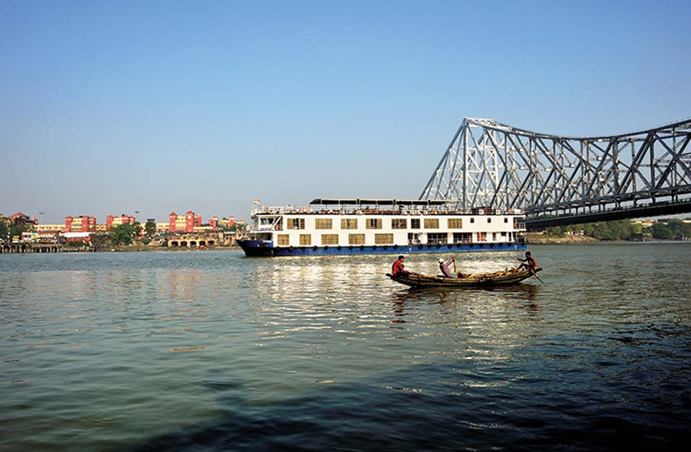 RV Rajmahal Vessel, India, Exterior Bridge